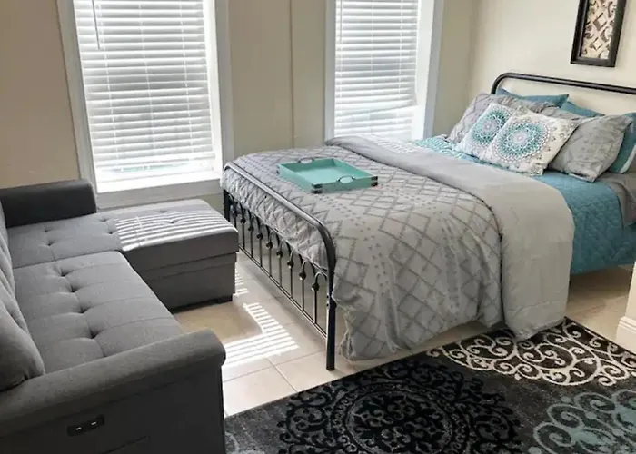 Minutes To The River Walk And The Alamo Pet Friendly Sleeps 8!