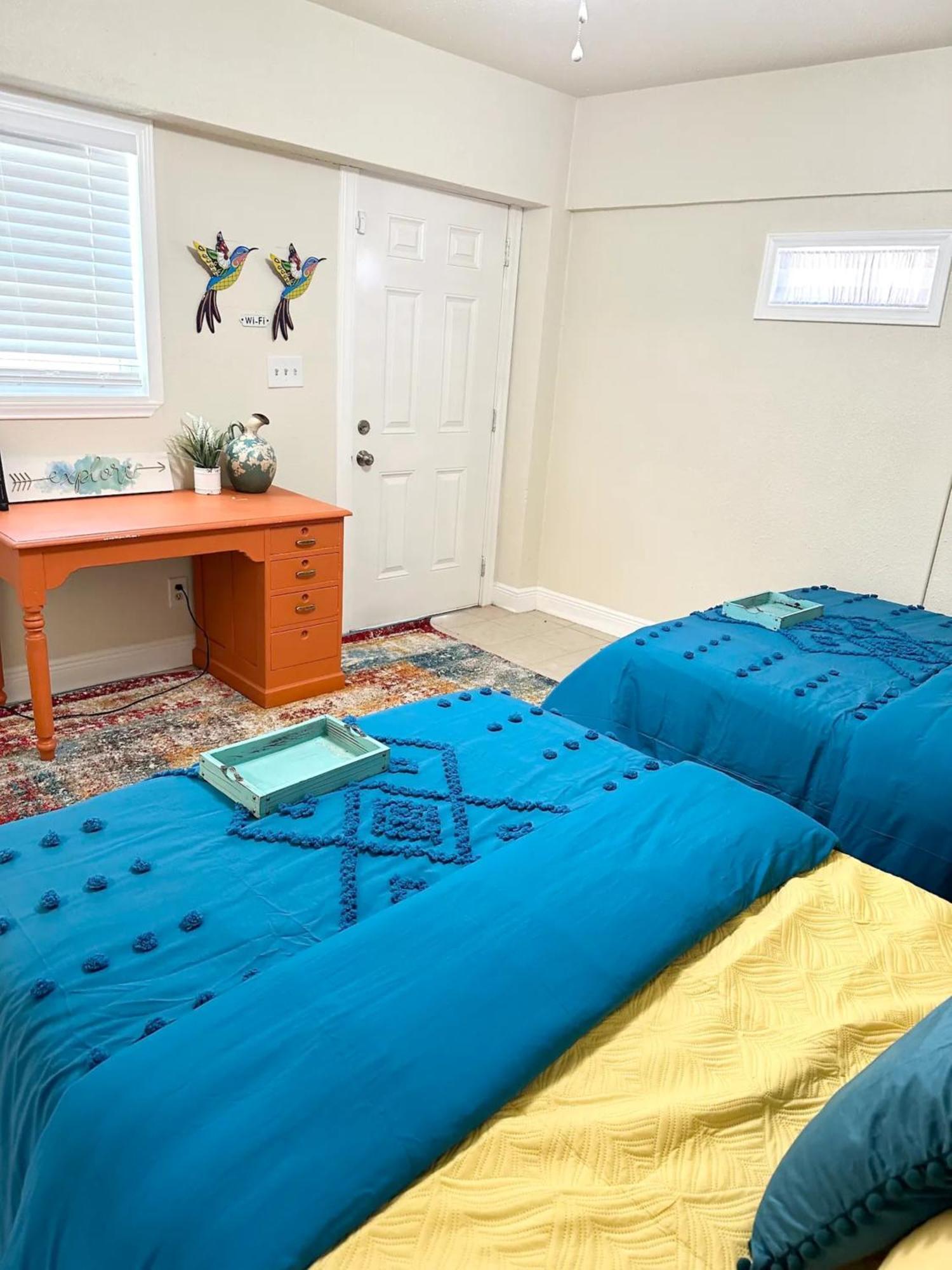 Minutes To The River Walk And The Alamo Pet Friendly Sleeps 8! *