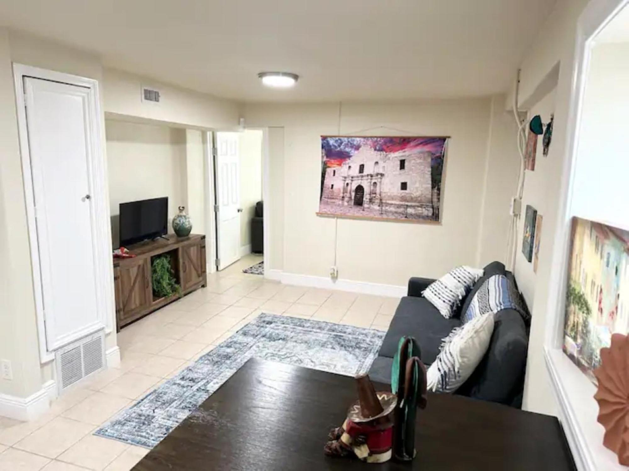Apartment Minutes To The River Walk And The Alamo Pet Friendly Sleeps 8! San Antonio