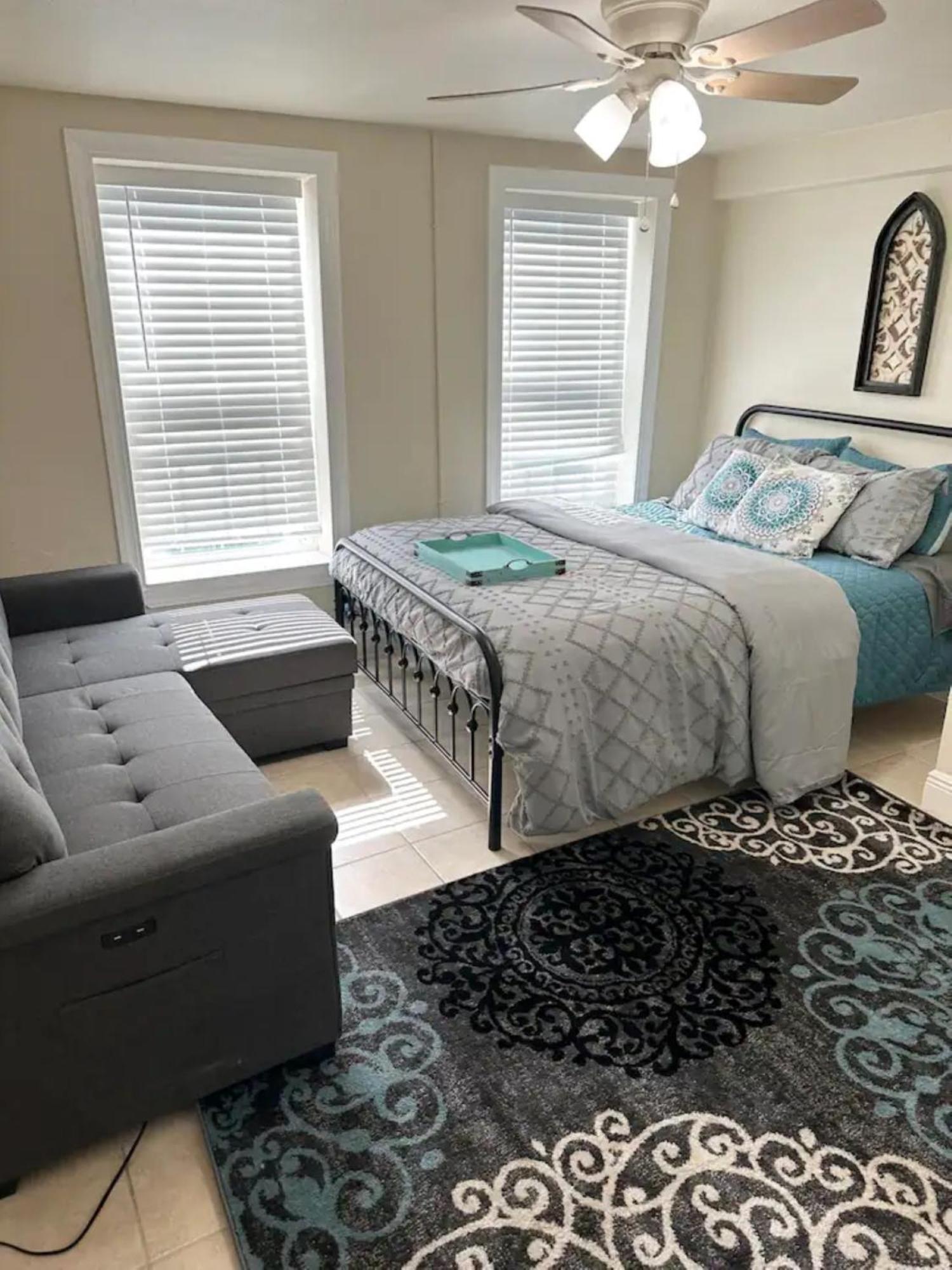 Apartment Minutes To The River Walk And The Alamo Pet Friendly Sleeps 8! *