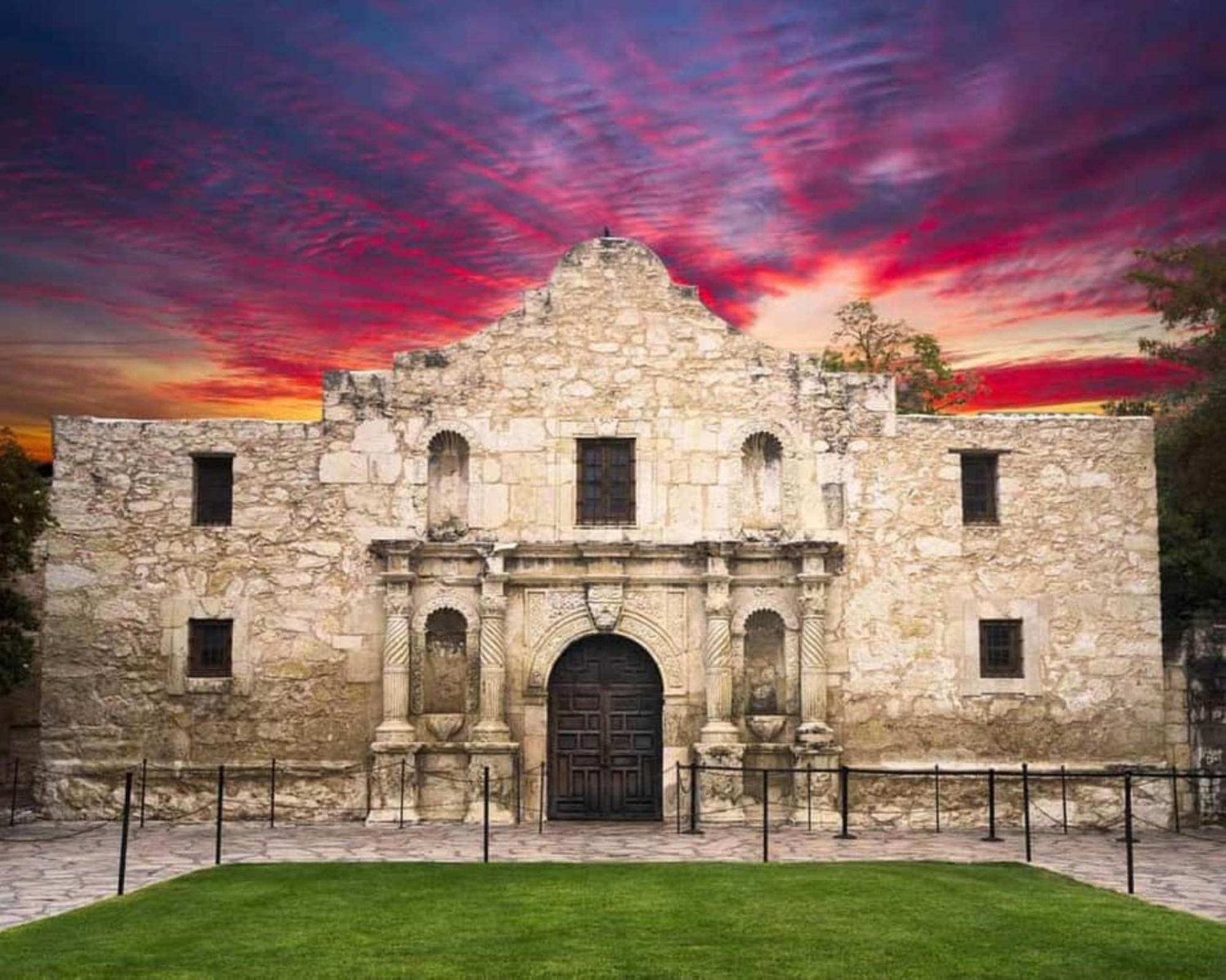 Minutes To The River Walk And The Alamo Pet Friendly Sleeps 8! Apartment