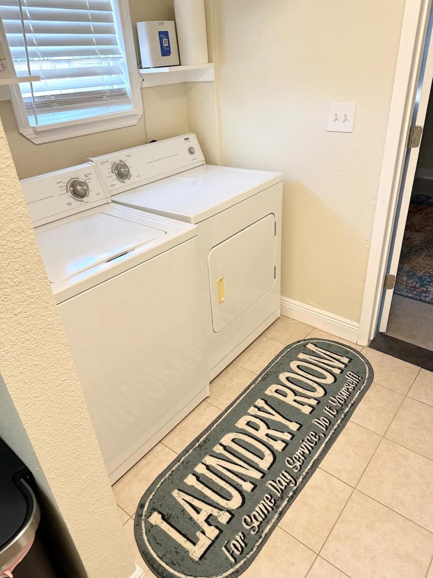 Minutes To The River Walk And The Alamo Pet Friendly Sleeps 8! *